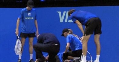 Daniil Medvedev match halted in worrying scenes as ball kid leaves court on stretcher
