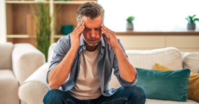 Neurologist warns information overload triggers ‘helicopter brain’ response