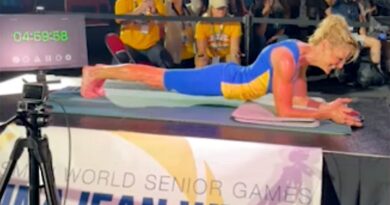 Grandmother, 61, holds plank for 5 straight hours, reveals secret behind her stamina
