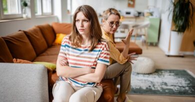 Parent-child estrangement warning signs that experts say to watch for